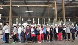 Đoàn học sinh Vinshool tham quan  nhà máy sản xuất gỗ nội thất Landco