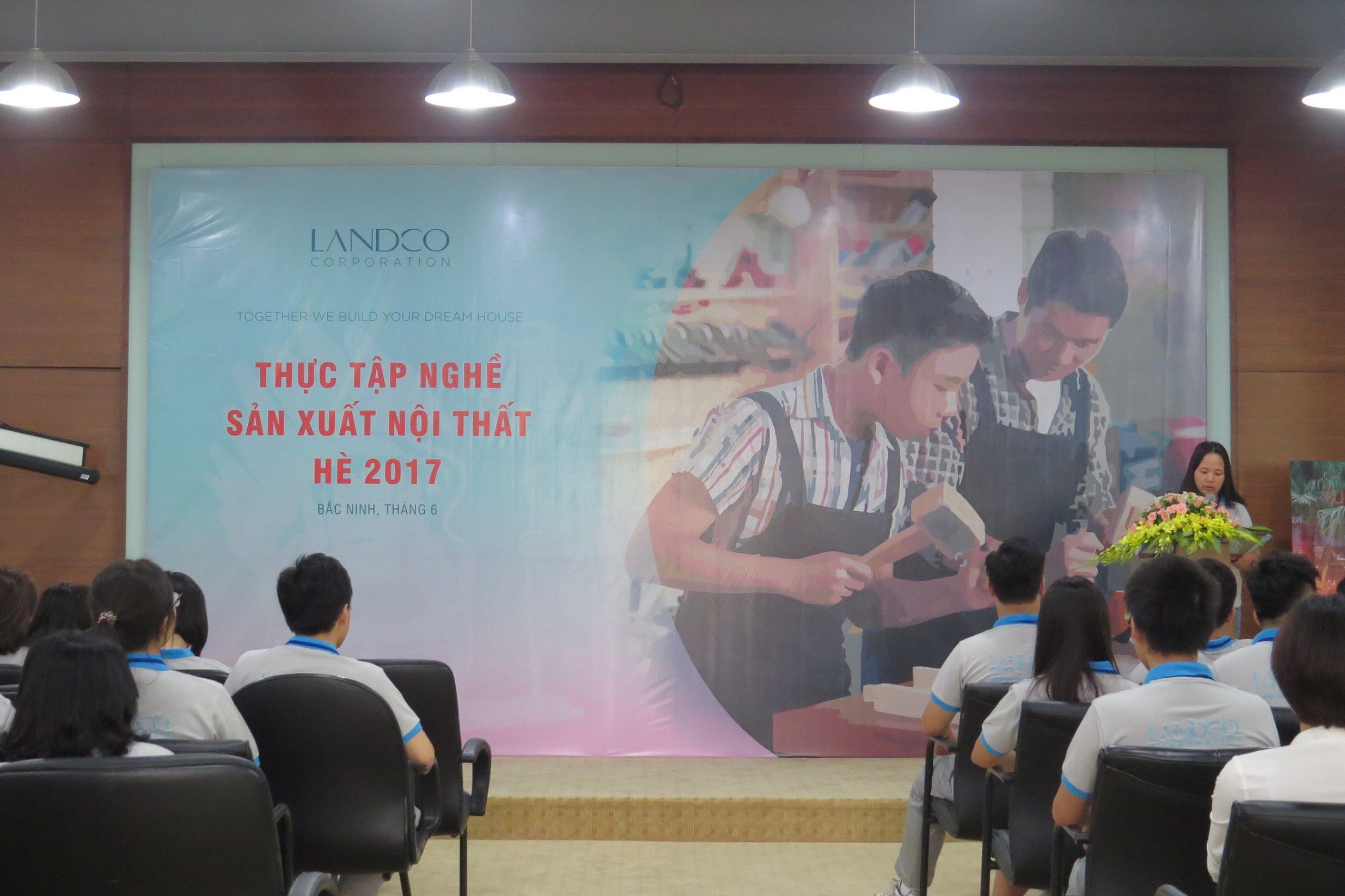 1 Landco thuc tap nghe san xuat noi that he 2017
